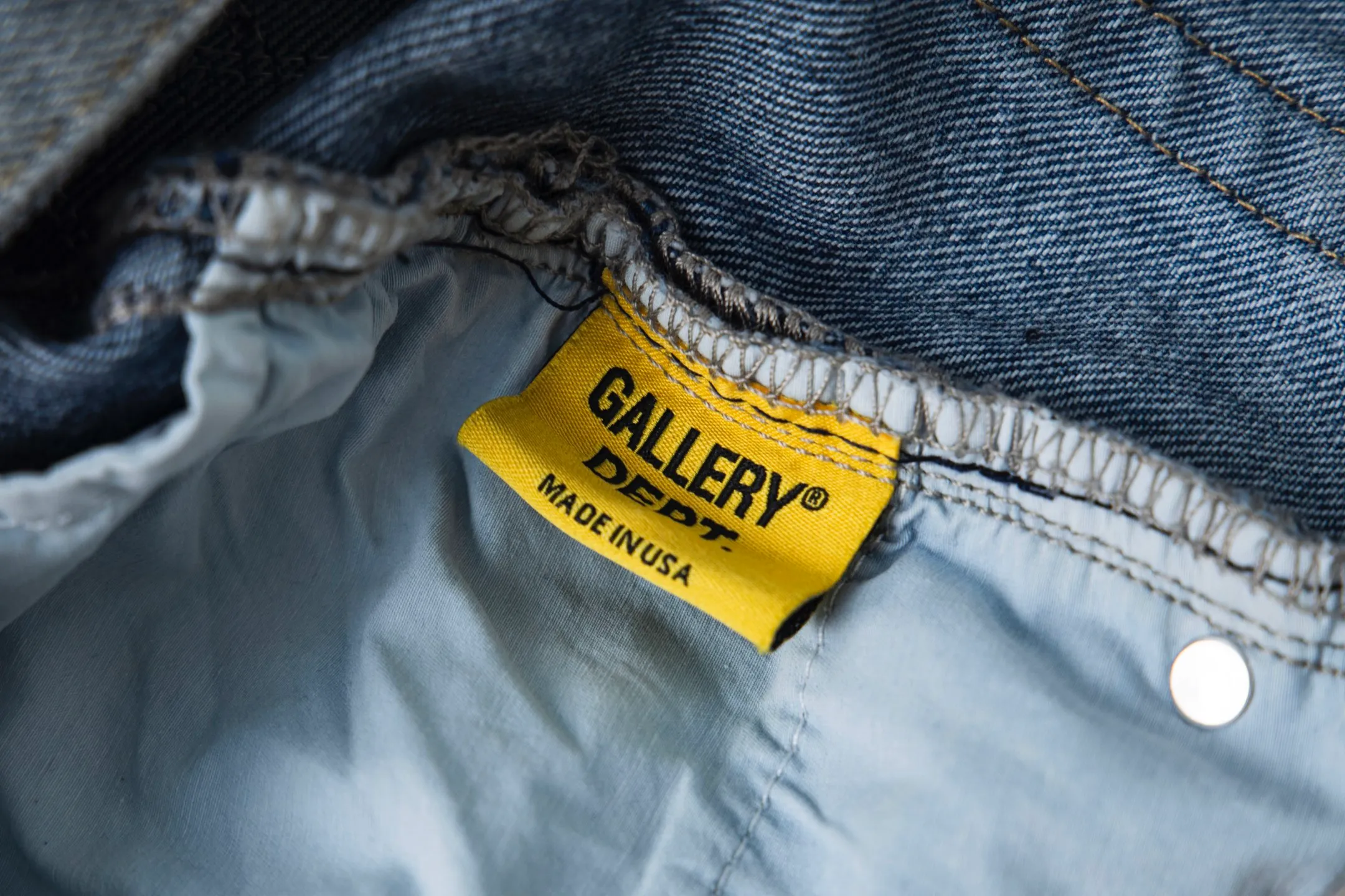 💰290 GALLERY DEPT & Chrome hearts Washed jeans with large logo and devil multi-label cross, truly restore the ultimate vintage texture, three-dimensional version, loose and comfortable, not picky about the figure, taller and slimmer, factory-made, original quality control, same style for men and women, can be matched with couples, versatile recommendation, must-have jeans for all seasons, fashionable people have been disappointed. From the quality selection of fabrics, the tailoring of details, and the matching of patterns, they are all impeccable! The upper body is so handsome when worn...it can be easily worn by men, women and children! The craftsmanship is made of heavy-duty washed pure cotton denim fabric. After washing, it is soft and thick. It is very stylish when worn on the body. Style number: 1756 Color: blue Size: 28 30 32 34 36